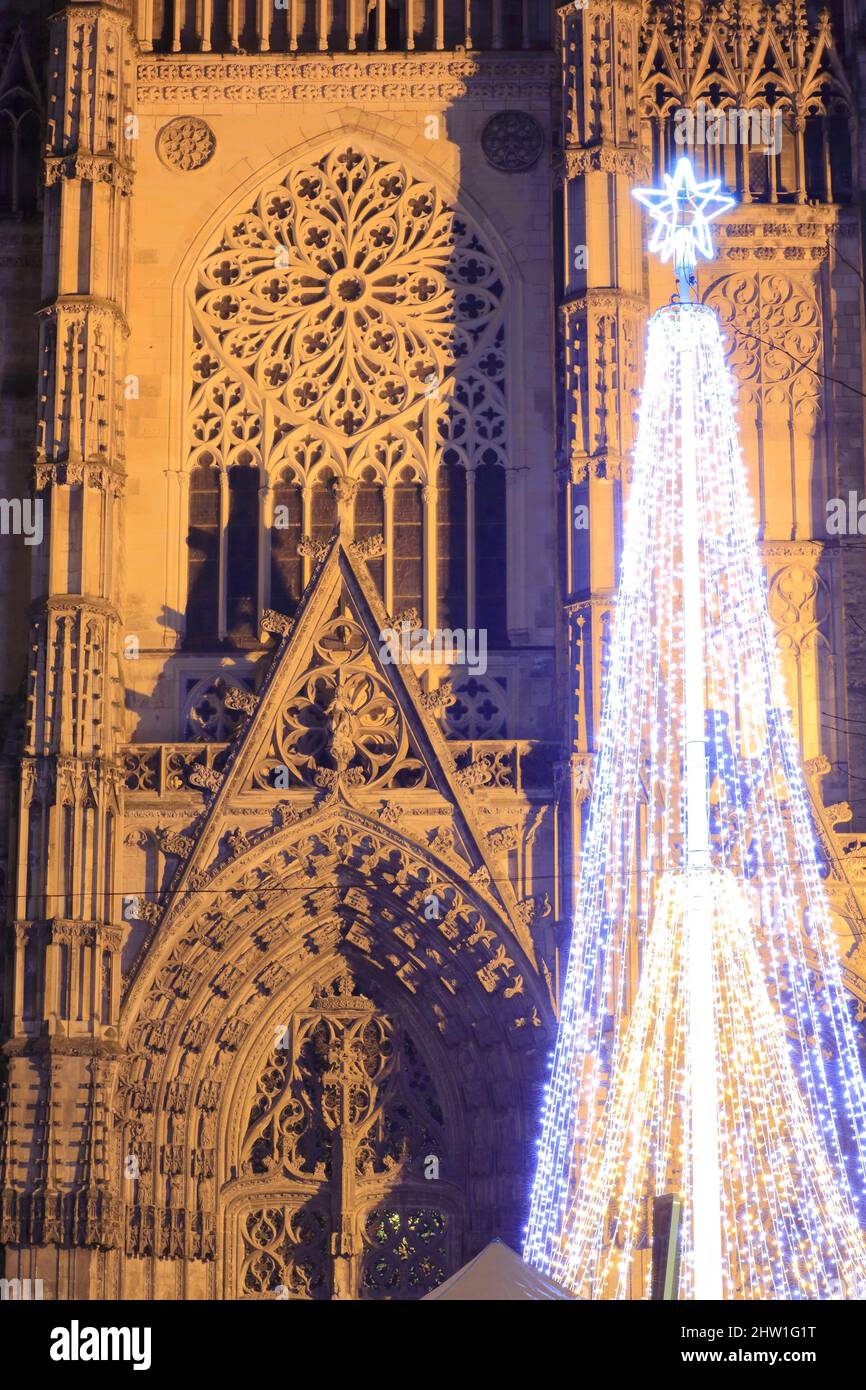 Frankreich, Indre et Loire, Touraine, Loire-Tal, UNESCO-Weltkulturerbe, Tours, gotische Kathedrale Saint Gatien de Tours zur Weihnachtszeit Stockfoto