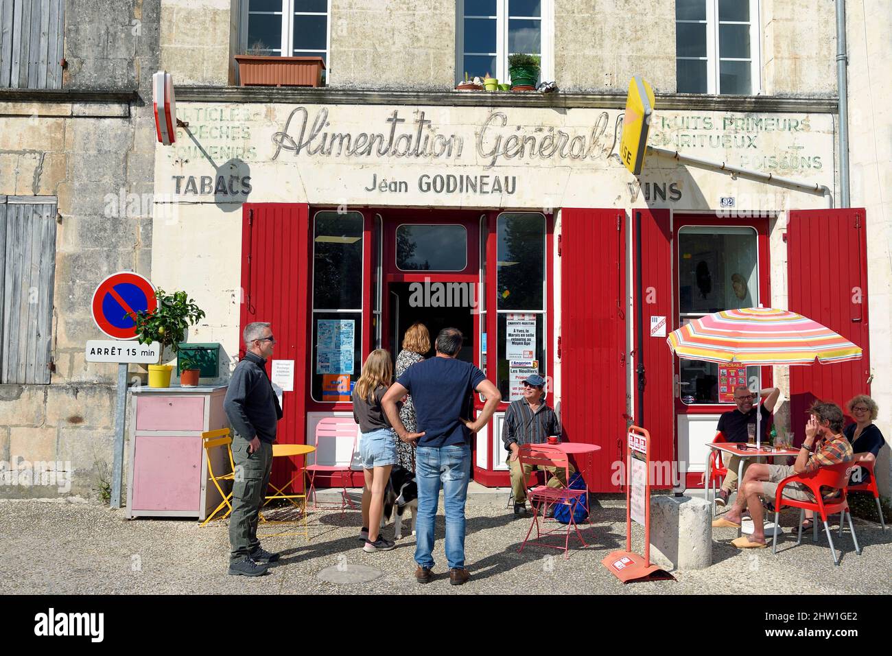 Frankreich, Charente-Maritime, Saintonge, Saint Savinien, markierte Steine und Wasserdörfer, die Epicerie Rouge am Ufer des Flusses Charente Stockfoto