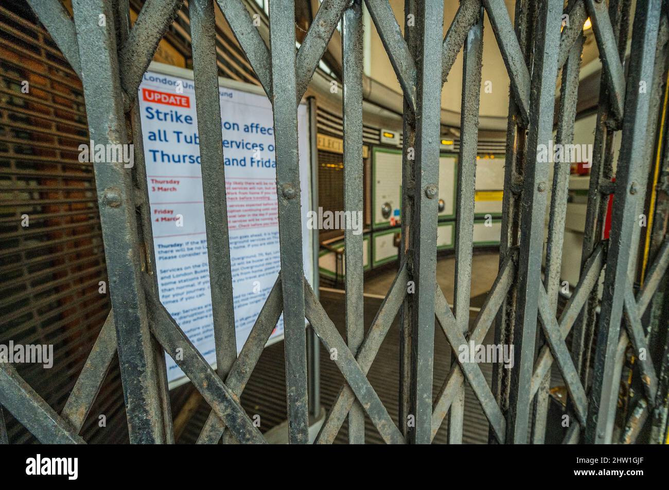 London, Großbritannien. 3. März 2022. Schließungsschilder in der U-Bahn-Station Balham - Pendler reisen am zweiten Tag des U-Bahn-Streiks zur Arbeit, der wieder fast das gesamte Netz geschlossen hat. Kredit: Guy Bell/Alamy Live Nachrichten Stockfoto