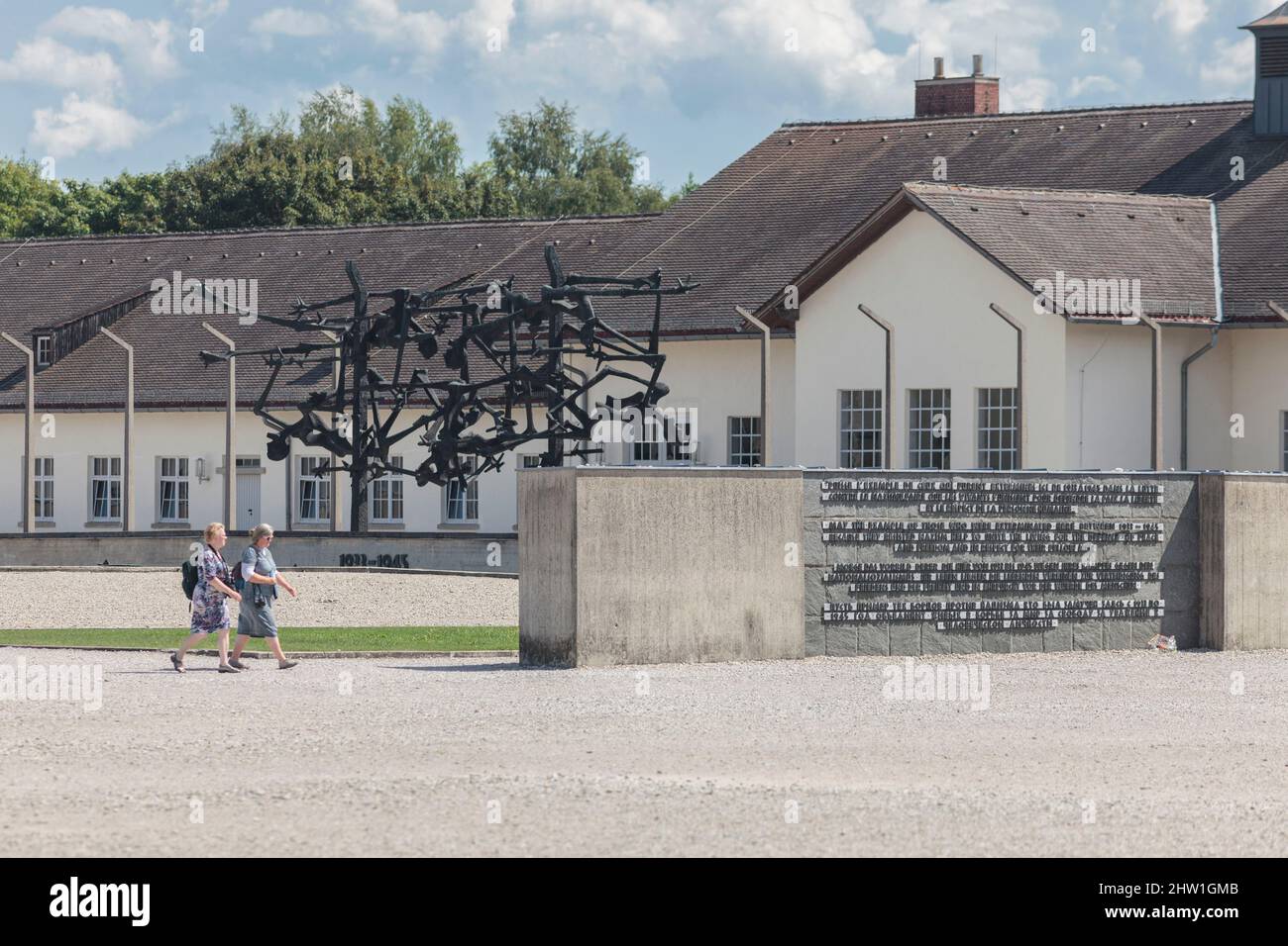 Deutschland, Bayern, Dachau, Konzentrationslager, internationales Denkmal mit der Aufschrift "Möge das Beispiel derer, die hier zwischen 1933 und 1945 wegen Widerstand gegen den nationalsozialismus ausgerottet wurden, dazu beitragen, die Lebenshaltungskosten für die Verteidigung von Frieden und Freiheit und für die Achtung ihrer Mitmenschen zu vereinen Stockfoto