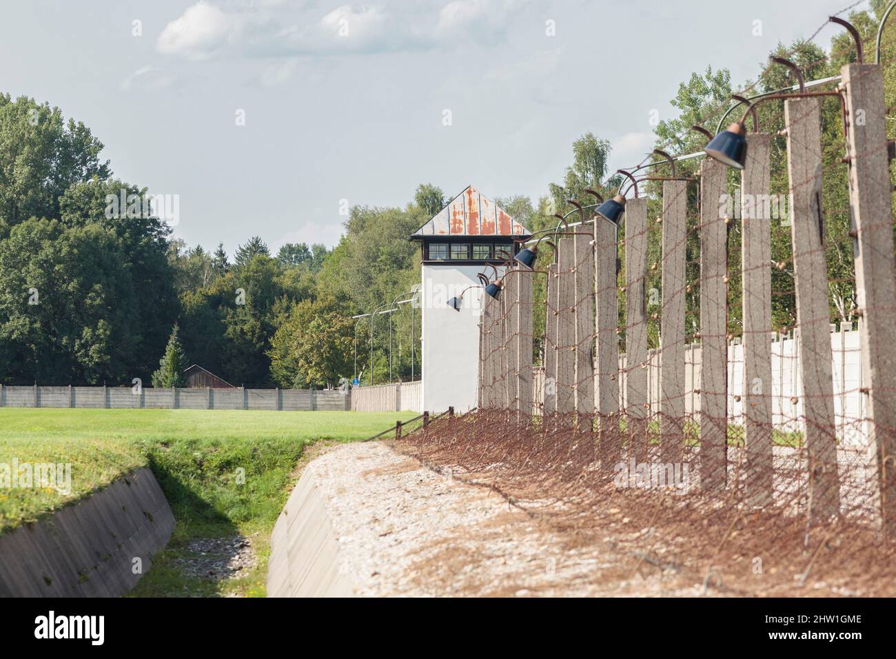 Deutschland, Bayern, Dachau, Konzentrationslager, Wachturm und Stacheldrahtzaun Stockfoto