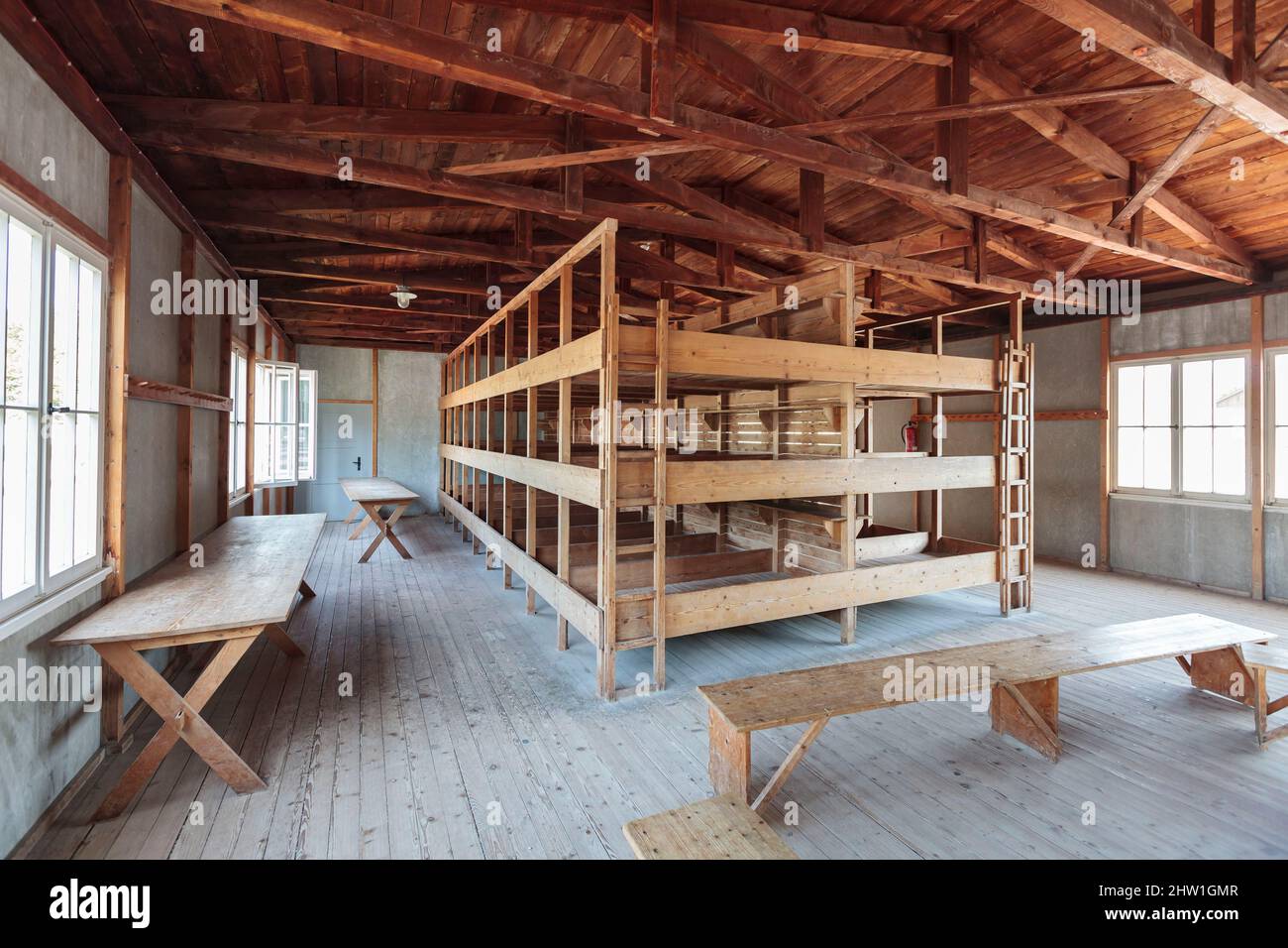 Schlafsaal mit hölzernen Etagenbetten, rekonstruierte Hütte, in der die Deportierten schliefen Stockfoto