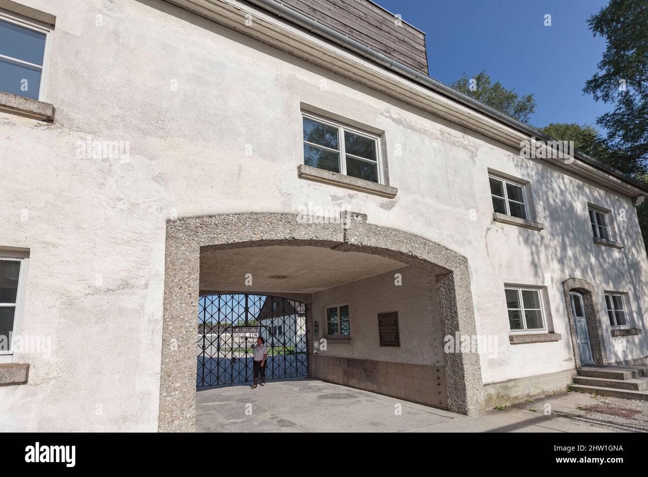 Deutschland, Bayern, Dachau, Konzentrationslager, Wachhaus (Jourhaus) und Eingangstor, von außerhalb des Lagers gesehen Stockfoto
