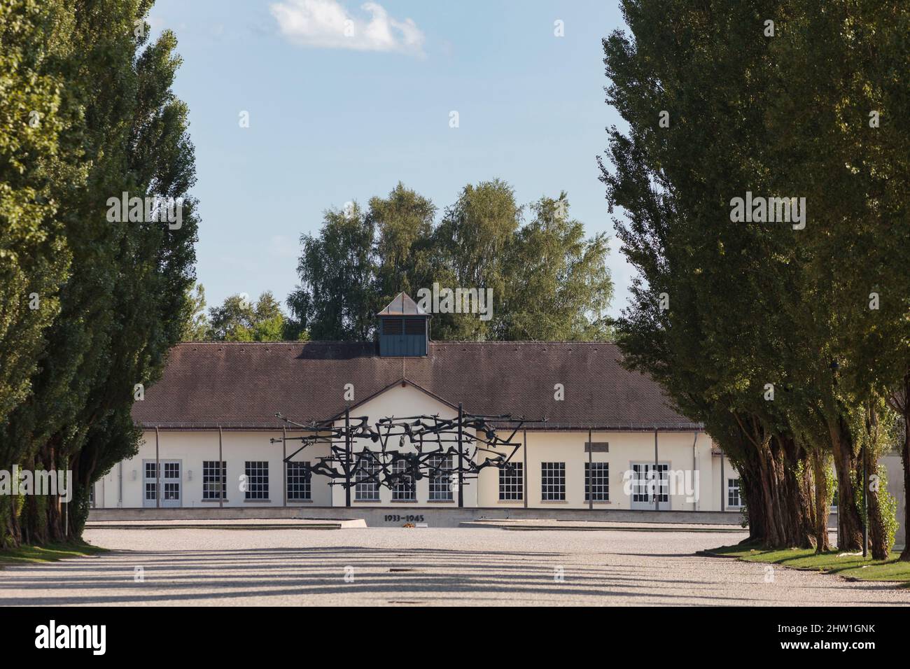 Deutschland, Bayern, Dachau, Konzentrationslager, Call Square, Gedenkstätte entworfen vom Bildhauer Nandor Glid und Verwaltungsgebäude im Hintergrund Stockfoto