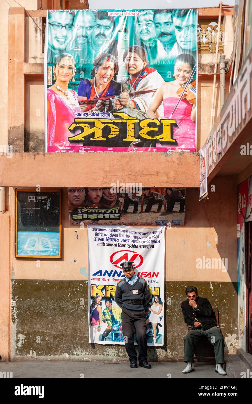 Nepal, Kathmandu Valley, von der UNESCO, Kathmandu, Bollywood-Filmplakaten und Kinoguards zum Weltkulturerbe erklärt Stockfoto
