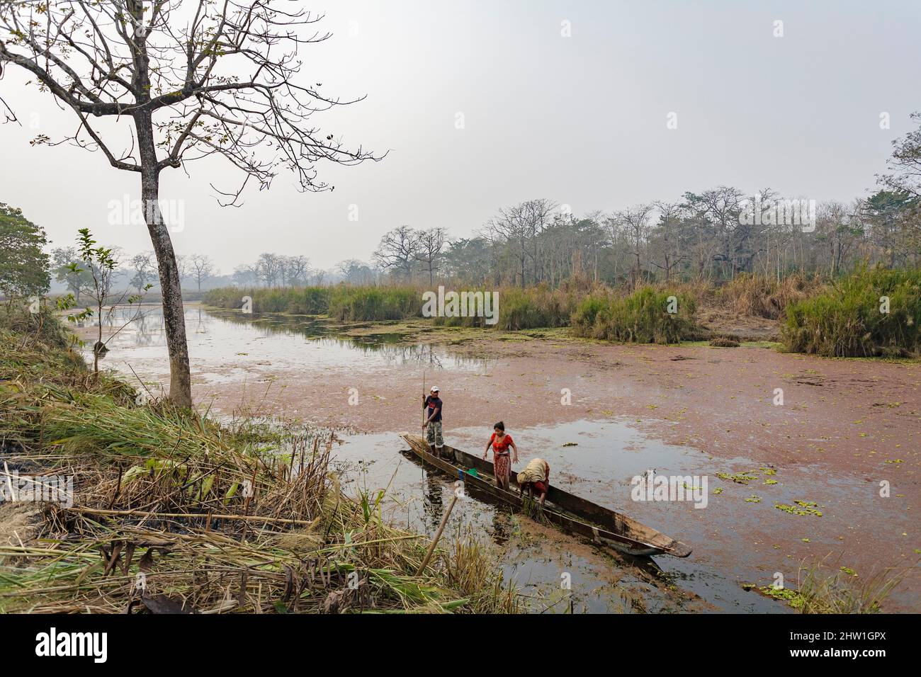 Nepal, tropische Terai-Ebene, in der Nähe von Sauraha, Chitwan-Nationalpark, Fischer pärchen im Kanu Stockfoto