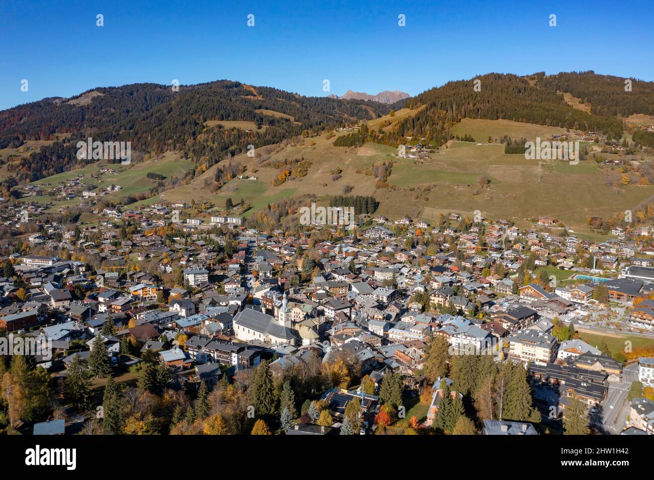 Frankreich, Haute Savoie (74) , Mont-Blanc-Land, Megeve, Blick auf die Kirche und das Dorf (Luftaufnahme) Stockfoto