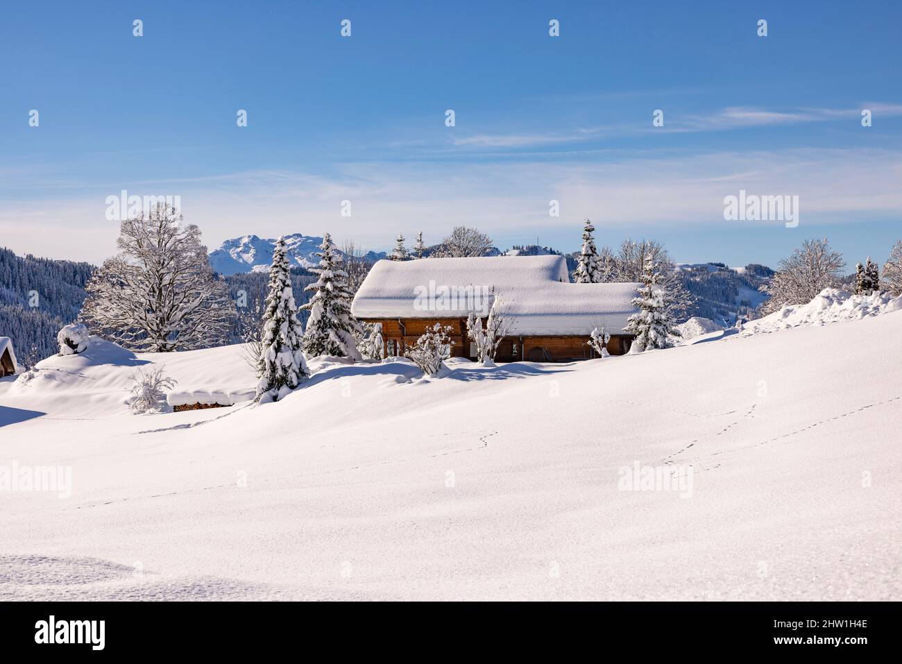 Frankreich, Haute-Savoie (74), La Clusaz, Lac des Confins (1358 m), Chalets unter dem Schnee Stockfoto