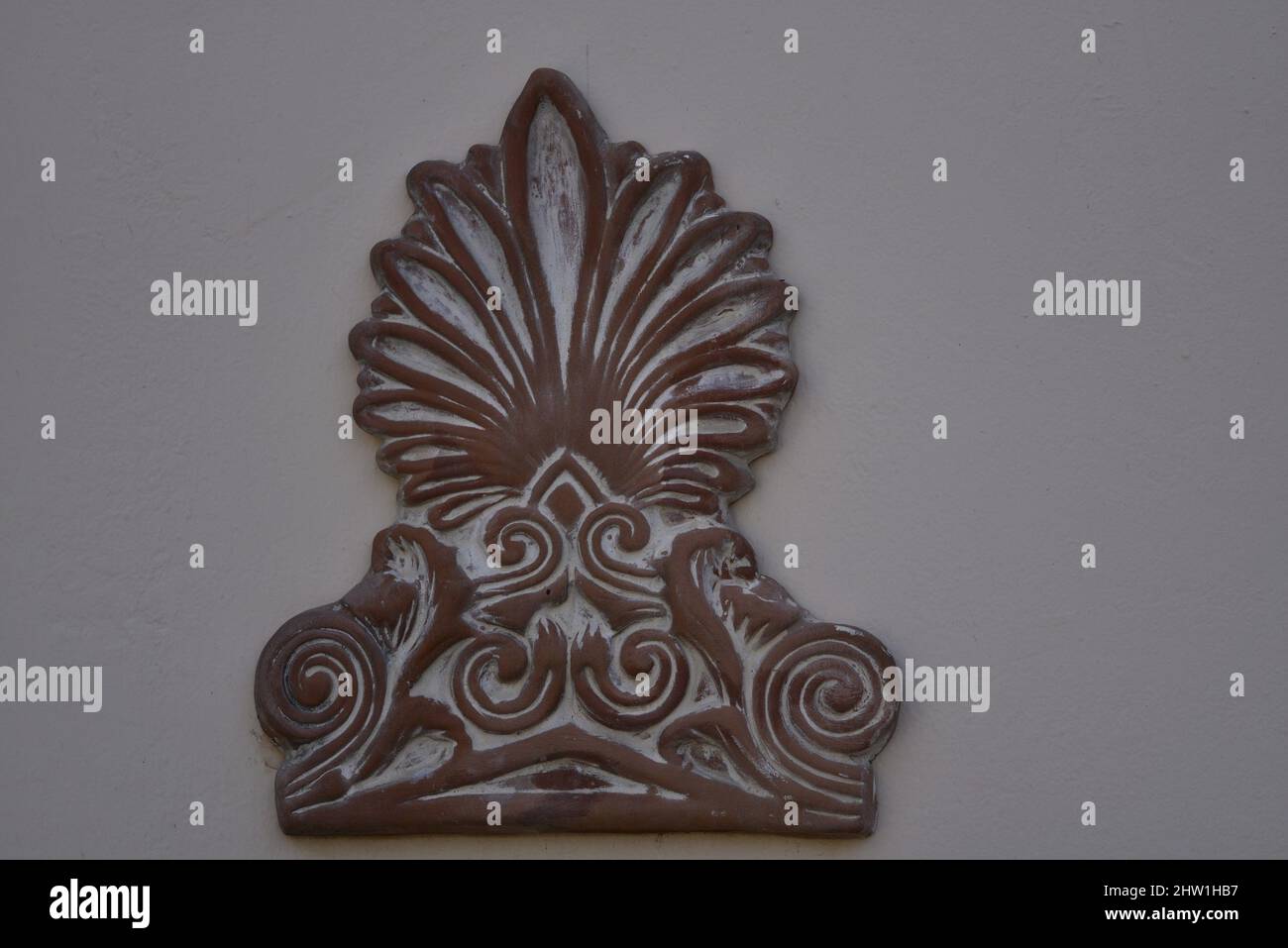 Altes neoklassizistisches Gebäude antikes Terrakotta-Antefix mit dem dekorativen Motiv der Hymne in Nafplio, Griechenland. Stockfoto