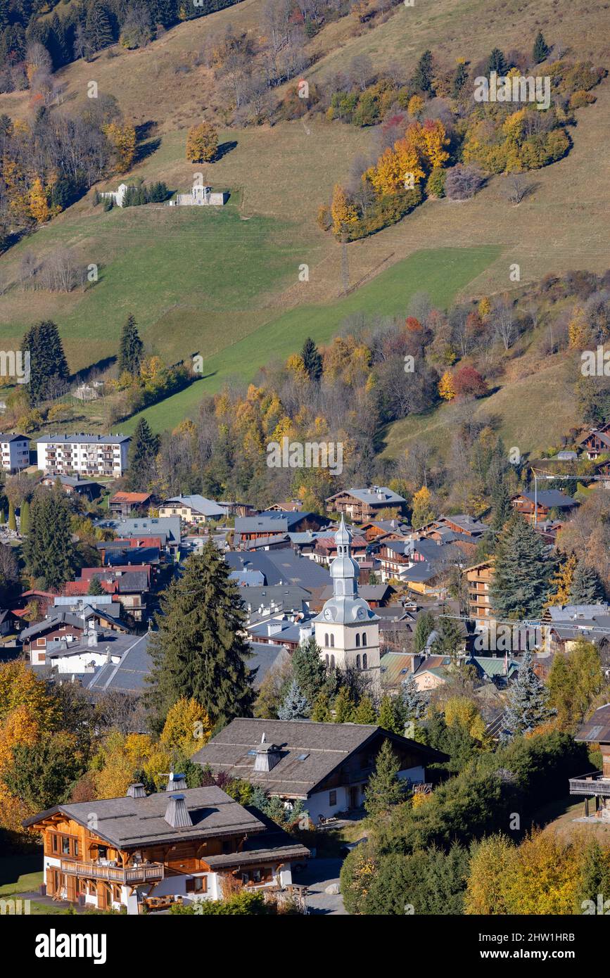 Frankreich, Haute Savoie (74) , Mont Blanc country, Megeve, Blick auf die Kirche und das Dorf Stockfoto