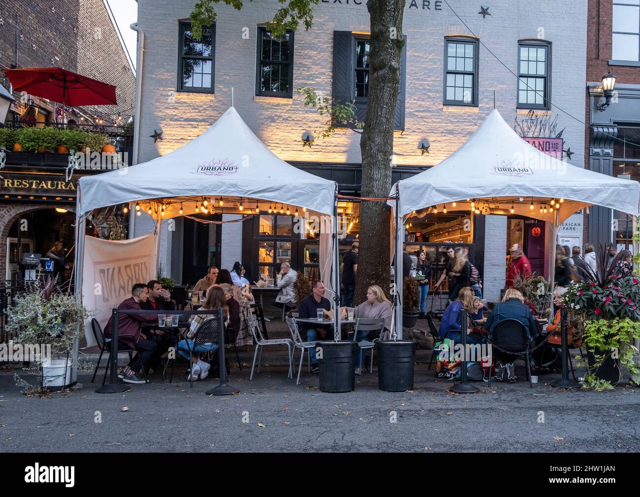 Alexandria, Virginia. Curbside Dining auf der King Street während der COVID Pandemie. Stockfoto