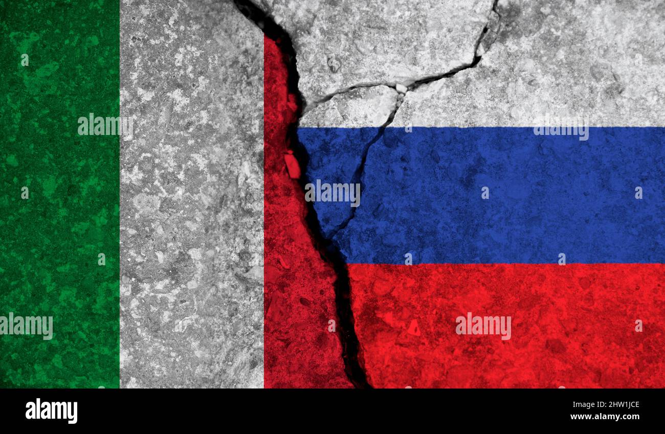 Politische Beziehungen zwischen Italien und russland. Nationalflaggen auf rissem Betongrund Stockfoto
