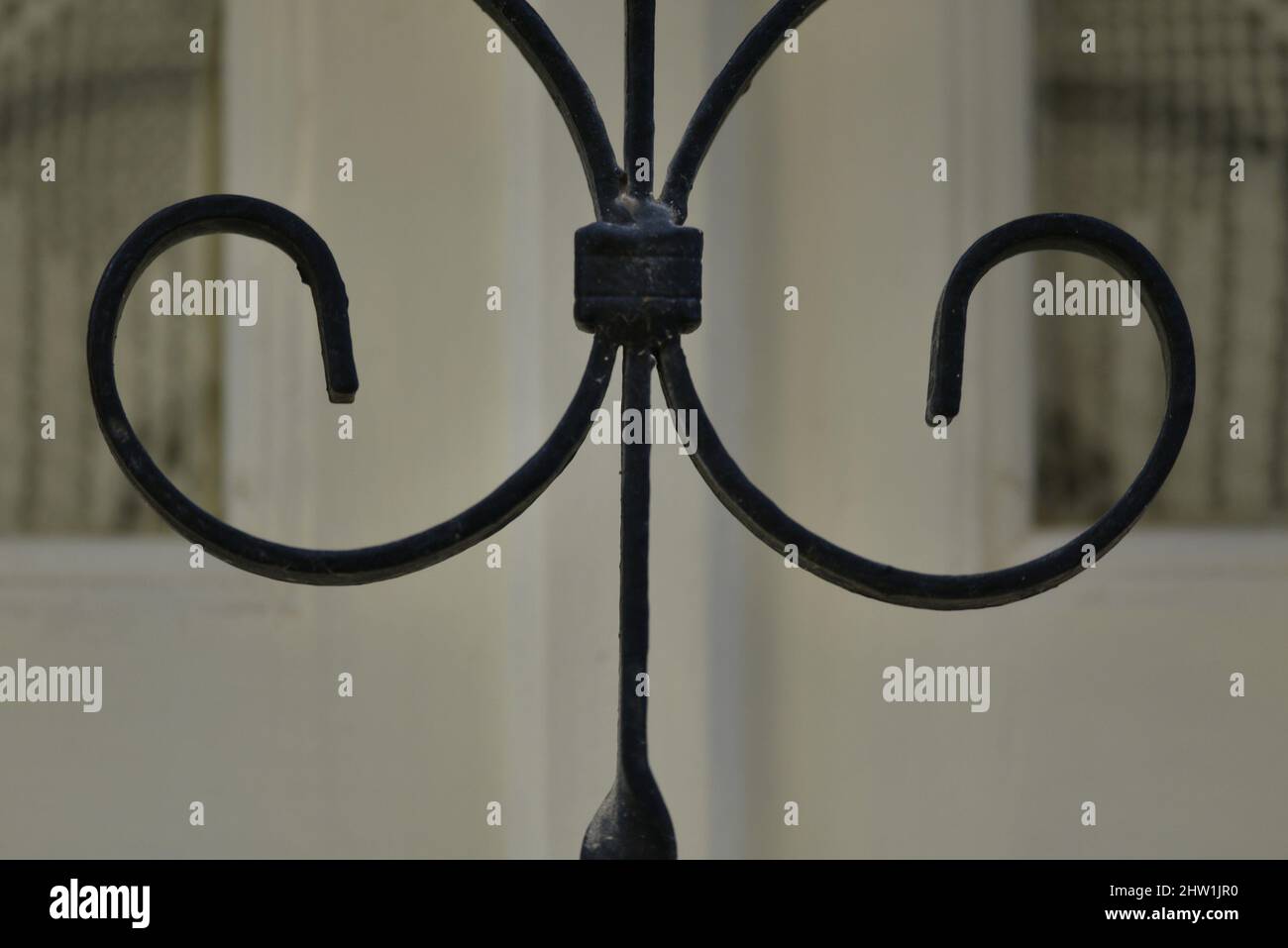 Traditionelle handgefertigte schmiedeeiserne Eingangstor Geländer in Nafplio, Griechenland. Stockfoto