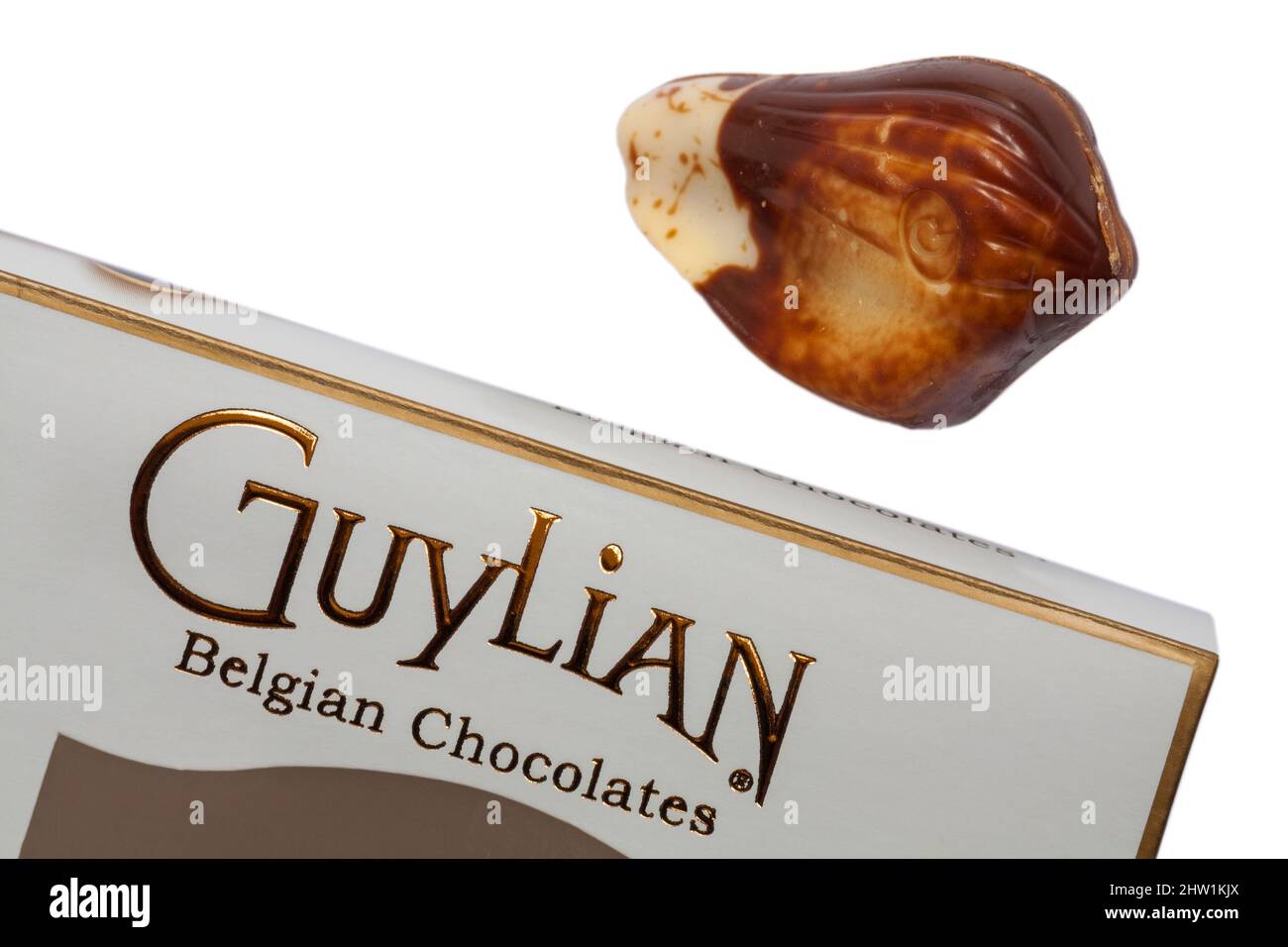 Guylian Belgian Chocolates Muschelschalen Schokolade Muschel mit Box-Set auf weißem Hintergrund - feinste belgische Schokolade mit Haselnuss-Praline-Füllung Stockfoto