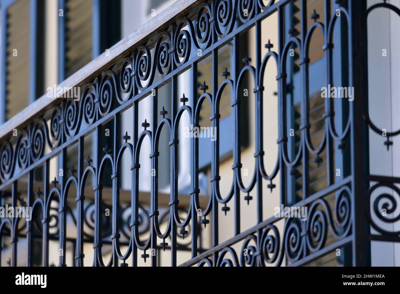 Traditionelles klassizistisches Haus handgefertigtes schmiedeeisernes Balkongeländer in Nafplio, Griechenland. Stockfoto