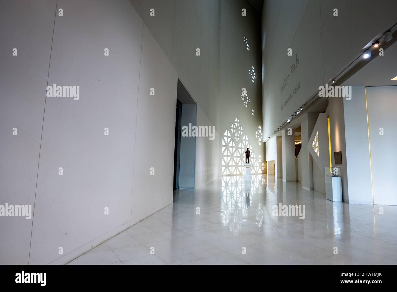 Bangkok, Thailand - Dezember 2021: Museum of Contemporary Art (MOCA BANGKOK) Interieur und Architektur, Bangkok, Thailand. Stockfoto