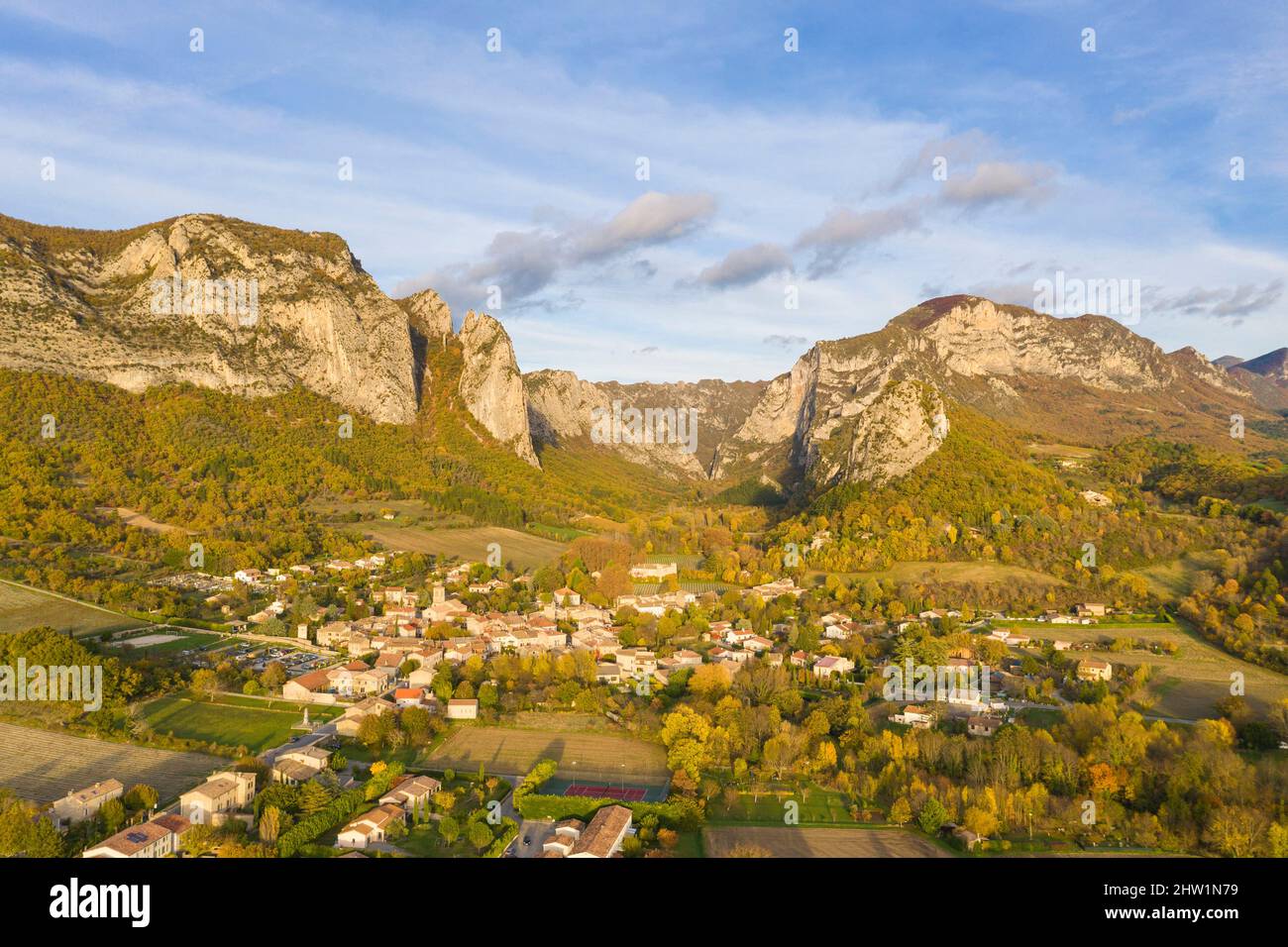 Frankreich, Drome, Saou-Wald und Dorf Saou (Luftaufnahme) Stockfoto