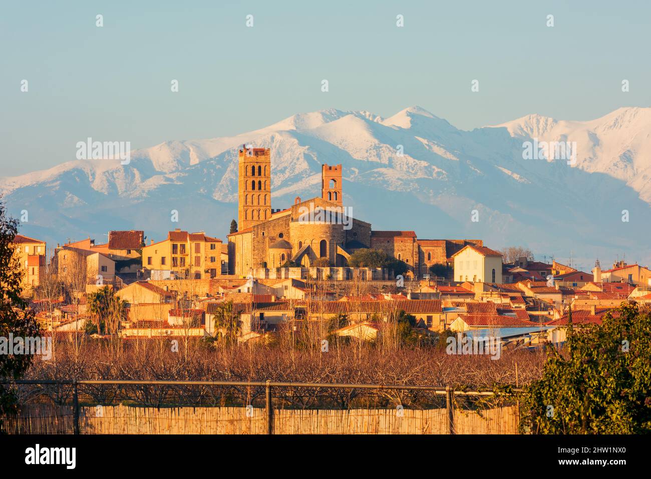 Skyline von Elne im Südwesten Frankreichs mit Pyrenäen im Hintergrund Stockfoto