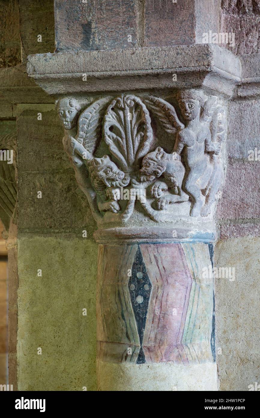 Frankreich, Haute Loire, Brioude, die Basilika Saint-Julien de Brioude im romanischen Stil der Auvergne, geschnitzte Kapitelle mit Mustern verziert Stockfoto