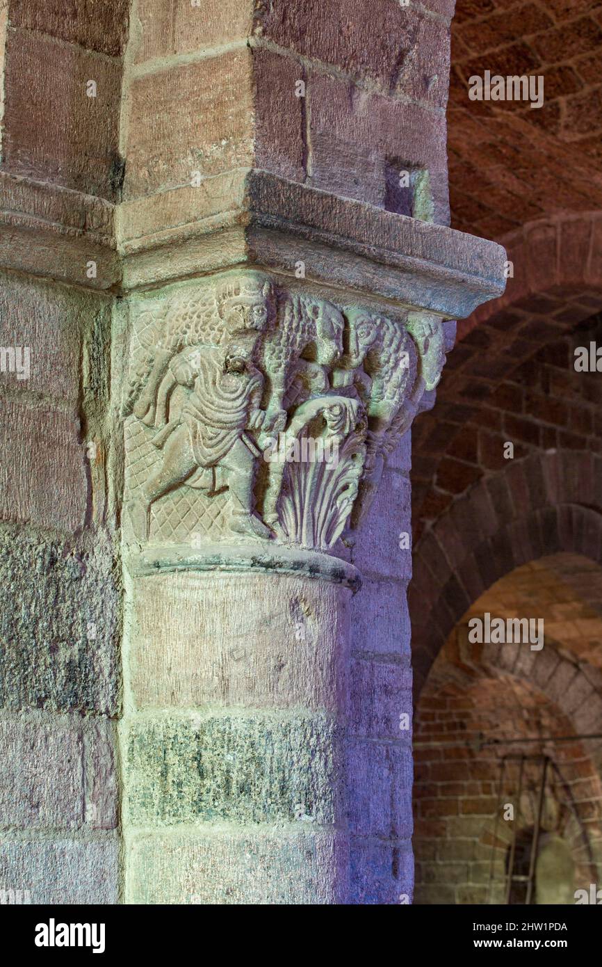 Frankreich, Haute Loire, Brioude, die Basilika Saint-Julien de Brioude im romanischen Stil der Auvergne, geschnitzte Kapitelle mit Mustern verziert Stockfoto