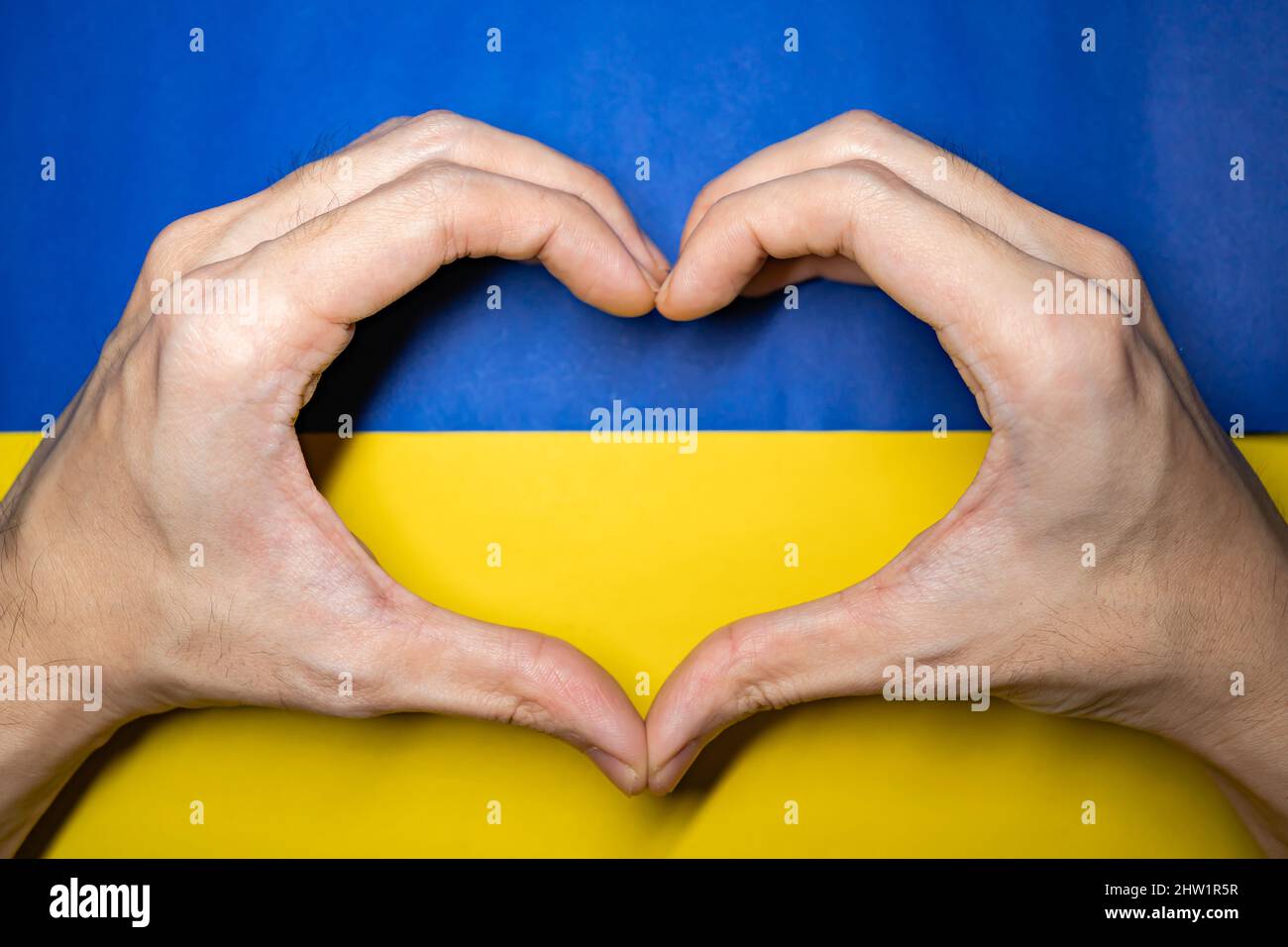 Handherz auf einer Ukraine-Flagge Stockfoto