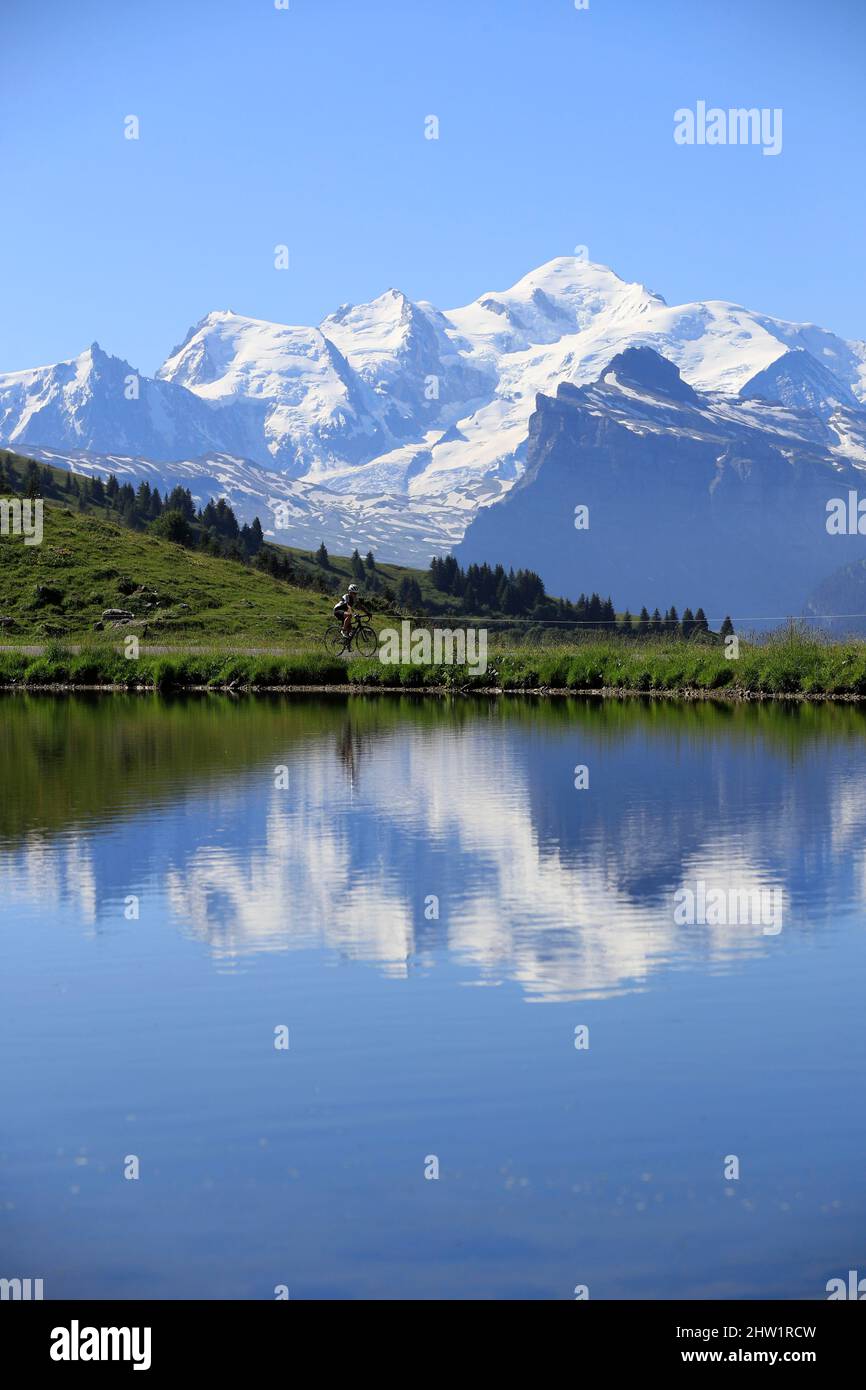 Frankreich, Haute-Savoie, Haut-Giffre-Massiv. Radfahrer auf dem Gipfel des Joux-Flugpasses (alt: 1691m) Mont Blanc im Hintergrund. Der Joux-Plane Pass wird als einer der sechs großen Pässe der französischen Berge anerkannt. Es wurde insgesamt 11 Mal von der Tour de France überquert. Stockfoto