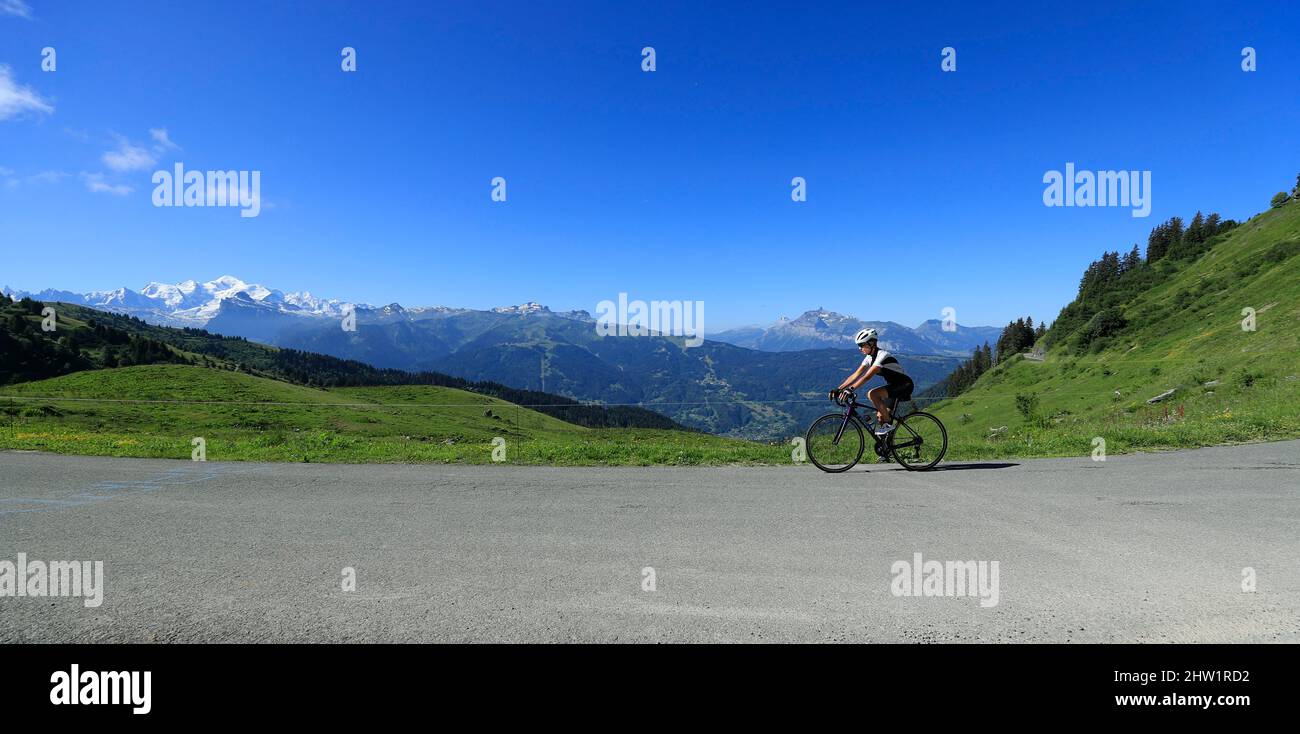 Frankreich, Haute-Savoie, Haut-Giffre-Massiv. Radfahrer auf dem Gipfel des Joux-Flugpasses (alt: 1691m) Mont Blanc im Hintergrund. Der Joux-Plane Pass wird als einer der sechs großen Pässe der französischen Berge anerkannt. Es wurde insgesamt 11 Mal von der Tour de France überquert. Stockfoto