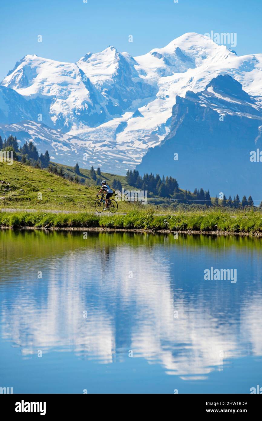 Frankreich, Haute-Savoie, Haut-Giffre-Massiv. Radfahrer auf dem Gipfel des Joux-Flugpasses (alt: 1691m) Mont Blanc im Hintergrund. Der Joux-Plane Pass wird als einer der sechs großen Pässe der französischen Berge anerkannt. Es wurde insgesamt 11 Mal von der Tour de France überquert. Stockfoto