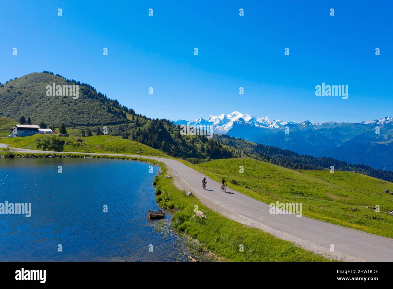 Frankreich, Haute-Savoie, Haut-Giffre-Massiv. Radfahrer auf dem Gipfel des Joux-Flugpasses (alt: 1691m) Mont Blanc im Hintergrund. Der Joux-Plane Pass wird als einer der sechs großen Pässe der französischen Berge anerkannt. Es wurde insgesamt 11 Mal von der Tour de France überquert. Stockfoto