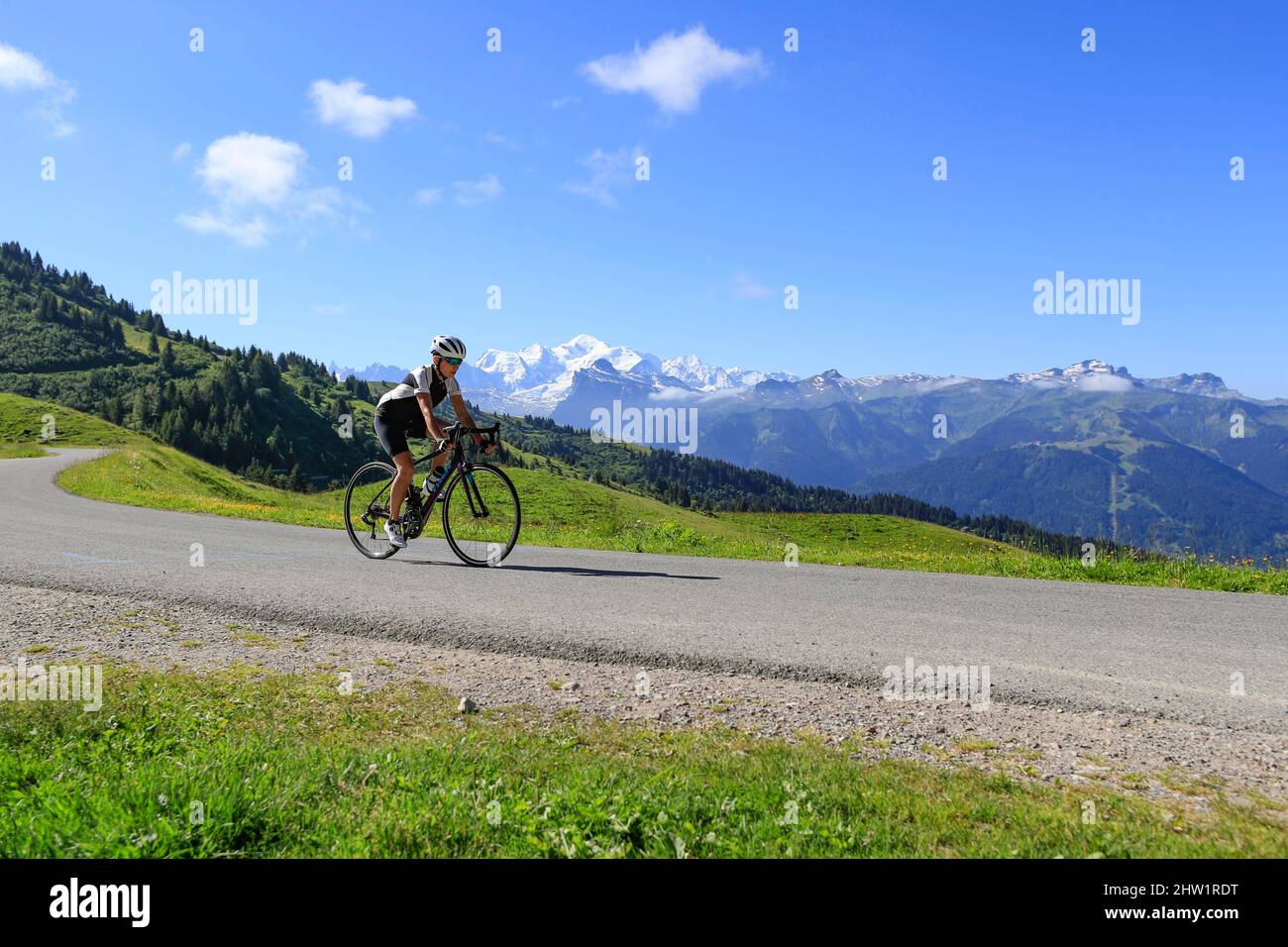 Frankreich, Haute-Savoie, Haut-Giffre-Massiv. Radfahrer auf dem Gipfel des Joux-Flugpasses (alt: 1691m) Mont Blanc im Hintergrund. Der Joux-Plane Pass wird als einer der sechs großen Pässe der französischen Berge anerkannt. Es wurde insgesamt 11 Mal von der Tour de France überquert. Stockfoto