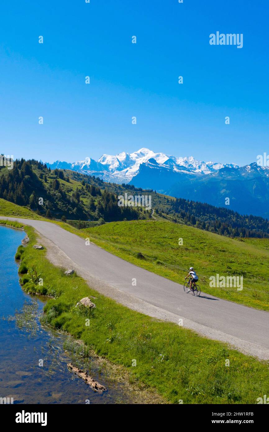 Frankreich, Haute-Savoie, Haut-Giffre-Massiv. Radfahrer auf dem Gipfel des Joux-Flugpasses (alt: 1691m) Mont Blanc im Hintergrund. Der Joux-Plane Pass wird als einer der sechs großen Pässe der französischen Berge anerkannt. Es wurde insgesamt 11 Mal von der Tour de France überquert. Stockfoto