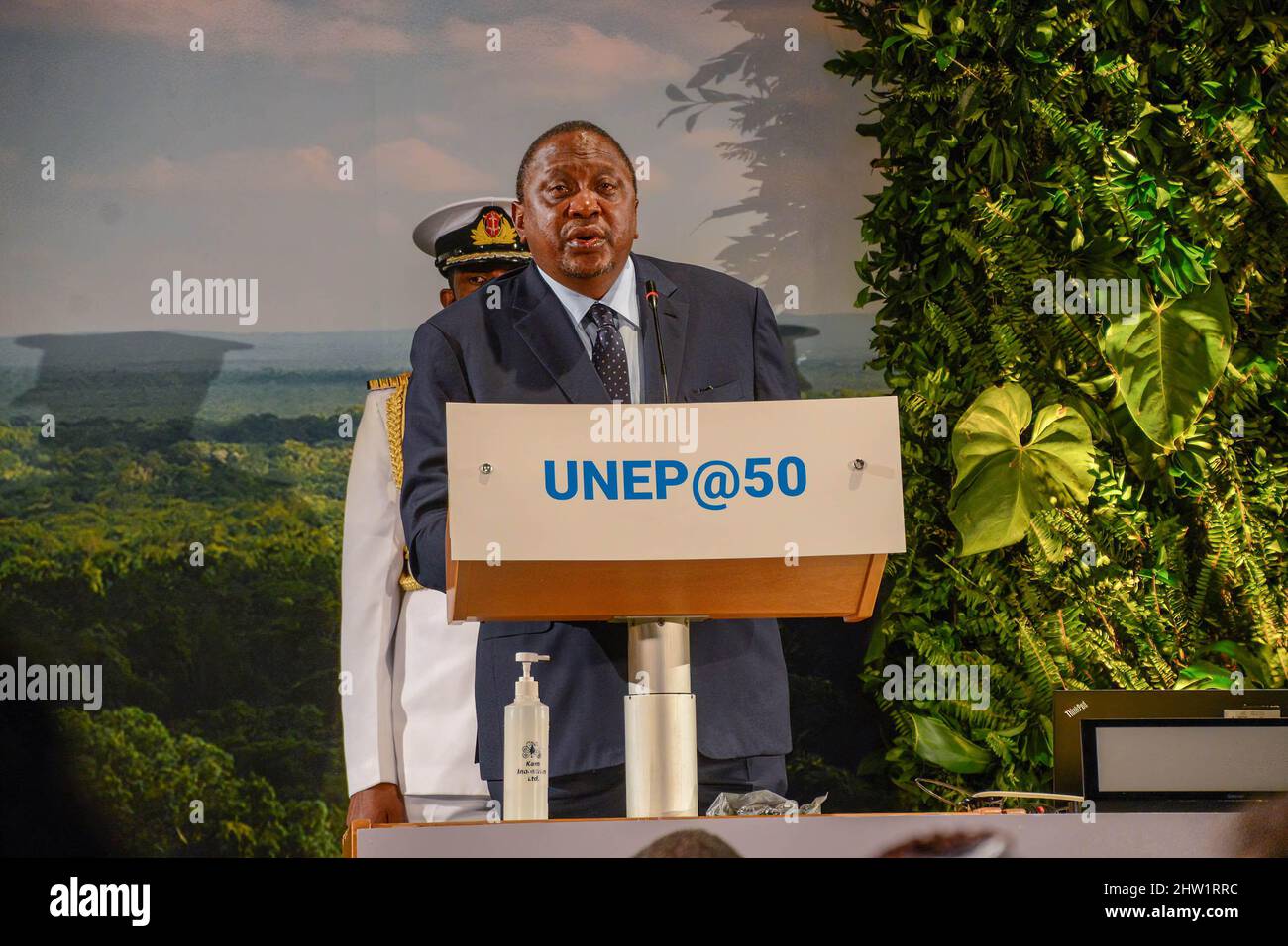 Der kenianische Präsident Uhuru Kenyatta spricht während der hochrangigen Eröffnungszeremonie der Sondersitzung zum 50.. Jahrestag des UN-Umweltprogramms im Hauptquartier der Vereinten Nationen. Stockfoto