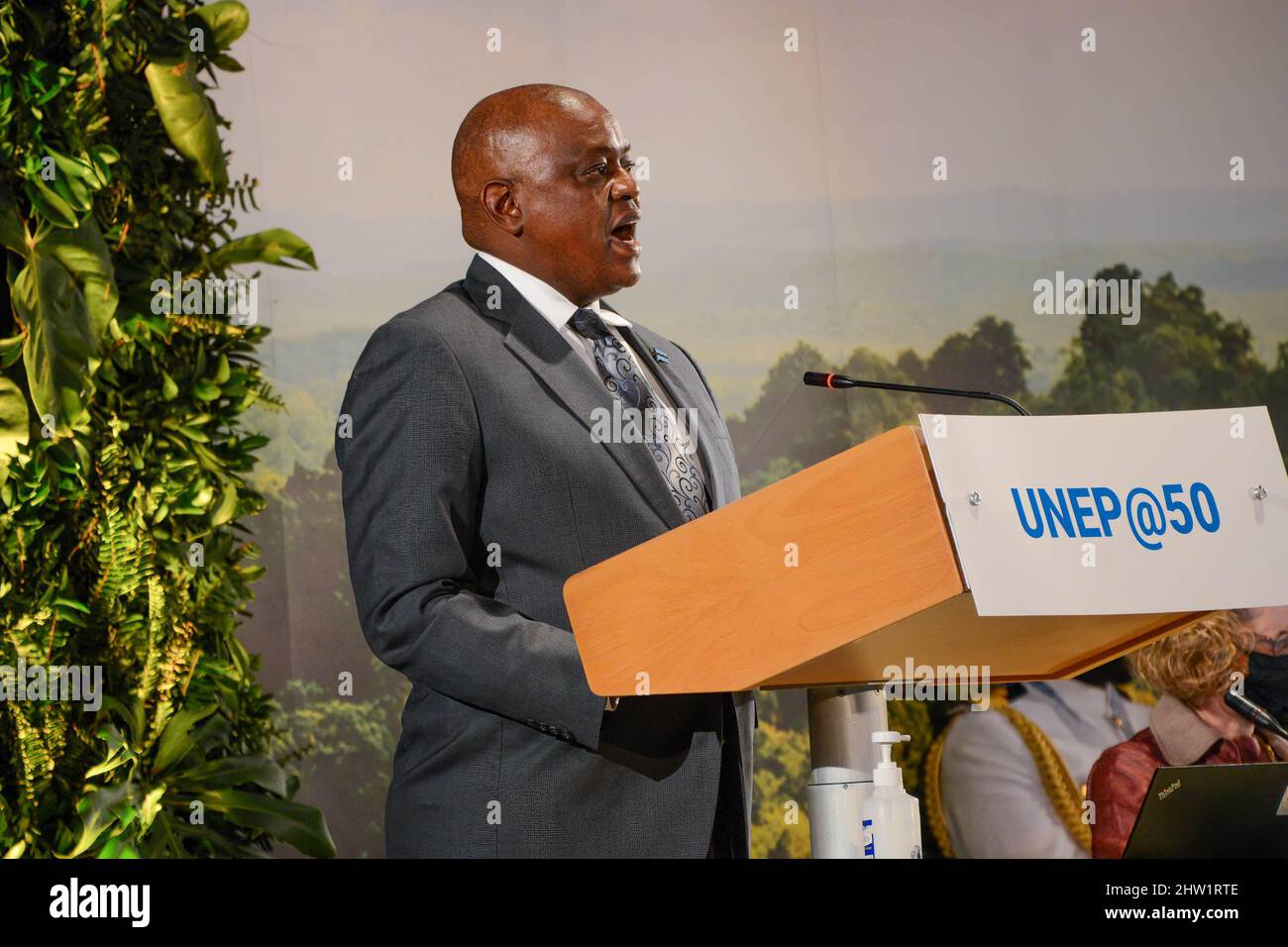 Der Präsident von Botswana, Mokgweetsi Masisi, spricht während der hochrangigen Eröffnungszeremonie der Sondersitzung zum 50.. Jahrestag des UN-Umweltprogramms im Hauptsitz der Vereinten Nationen. Stockfoto