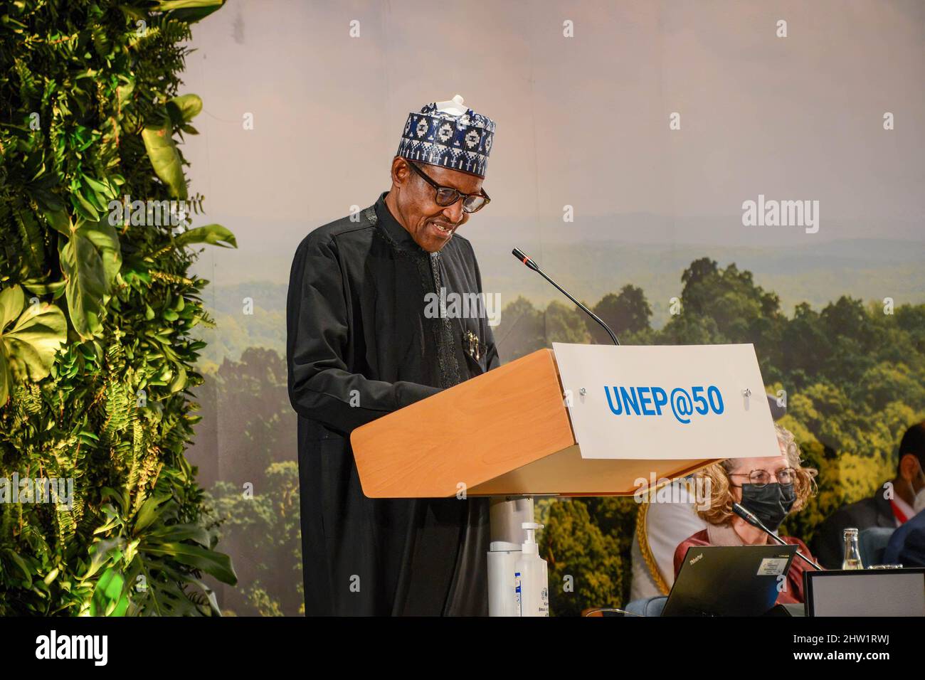 Der nigrische Präsident Muhammadu Buhari spricht während der hochrangigen Eröffnungszeremonie der Sondersitzung zum 50.. Jahrestag des UN-Umweltprogramms im Hauptquartier der Vereinten Nationen. Stockfoto