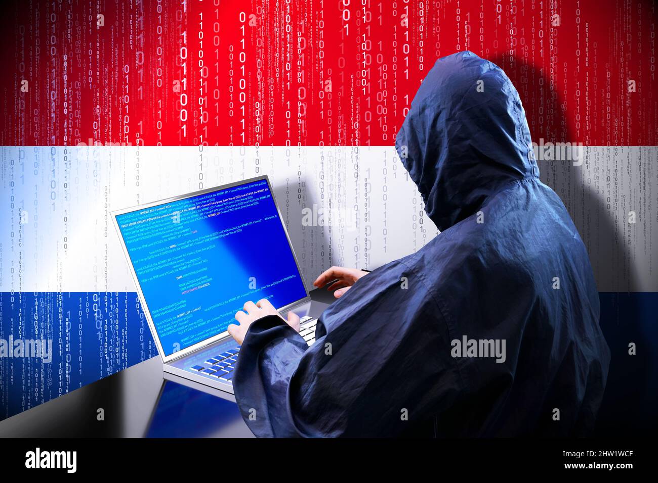 Anonymer kapuzter Hacker, Flagge der Niederlande, Binärcode - Cyberangriffskonzept Stockfoto