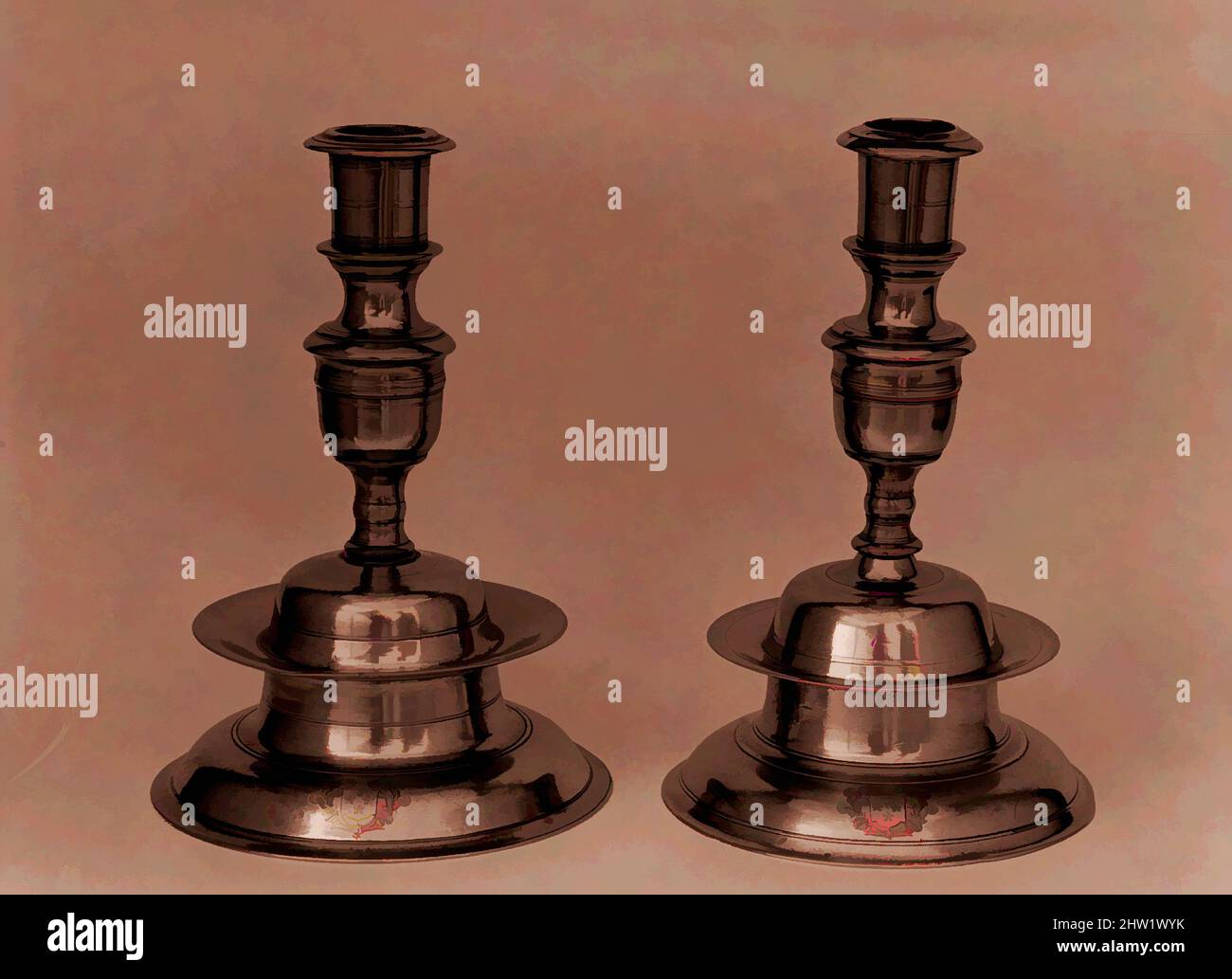 Art inspired by Candlestick, 1630–70, Made in England, Brass, H. 10 1/2 in. (26,7 cm), Metal, Classic Works modernisiert von Artotop mit einem Schuss Modernität. Formen, Farbe und Wert, auffällige visuelle Wirkung auf Kunst. Emotionen durch Freiheit von Kunstwerken auf zeitgemäße Weise. Eine zeitlose Botschaft, die eine wild kreative neue Richtung verfolgt. Künstler, die sich dem digitalen Medium zuwenden und die Artotop NFT erschaffen Stockfoto