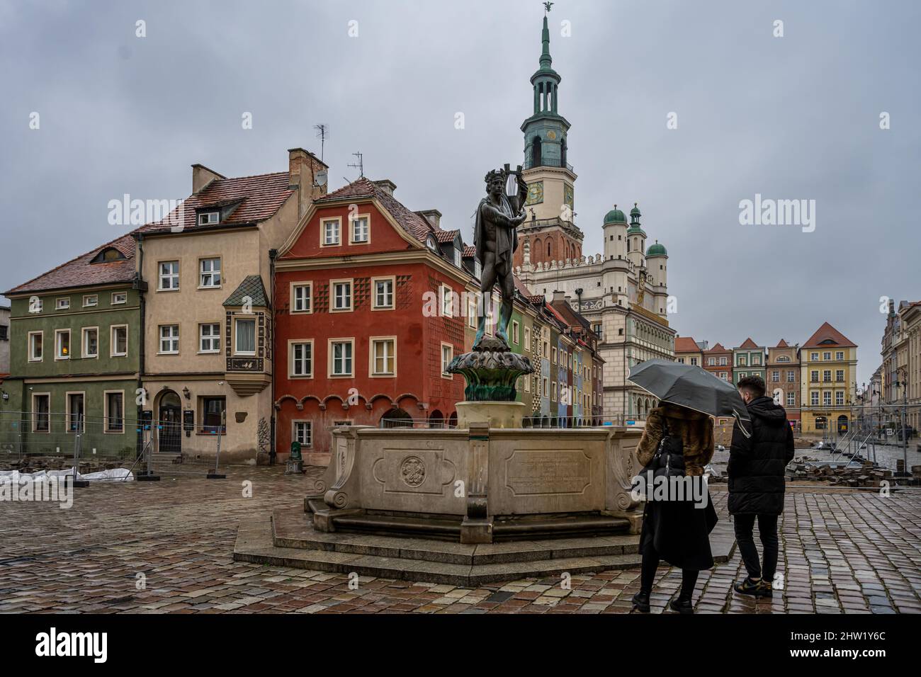 4. Januar 2021 - Poznan, Polen: Der Apollo-Brunnen - einer der vier Brunnen auf dem alten Renaissance-Markt in Poznan Stockfoto