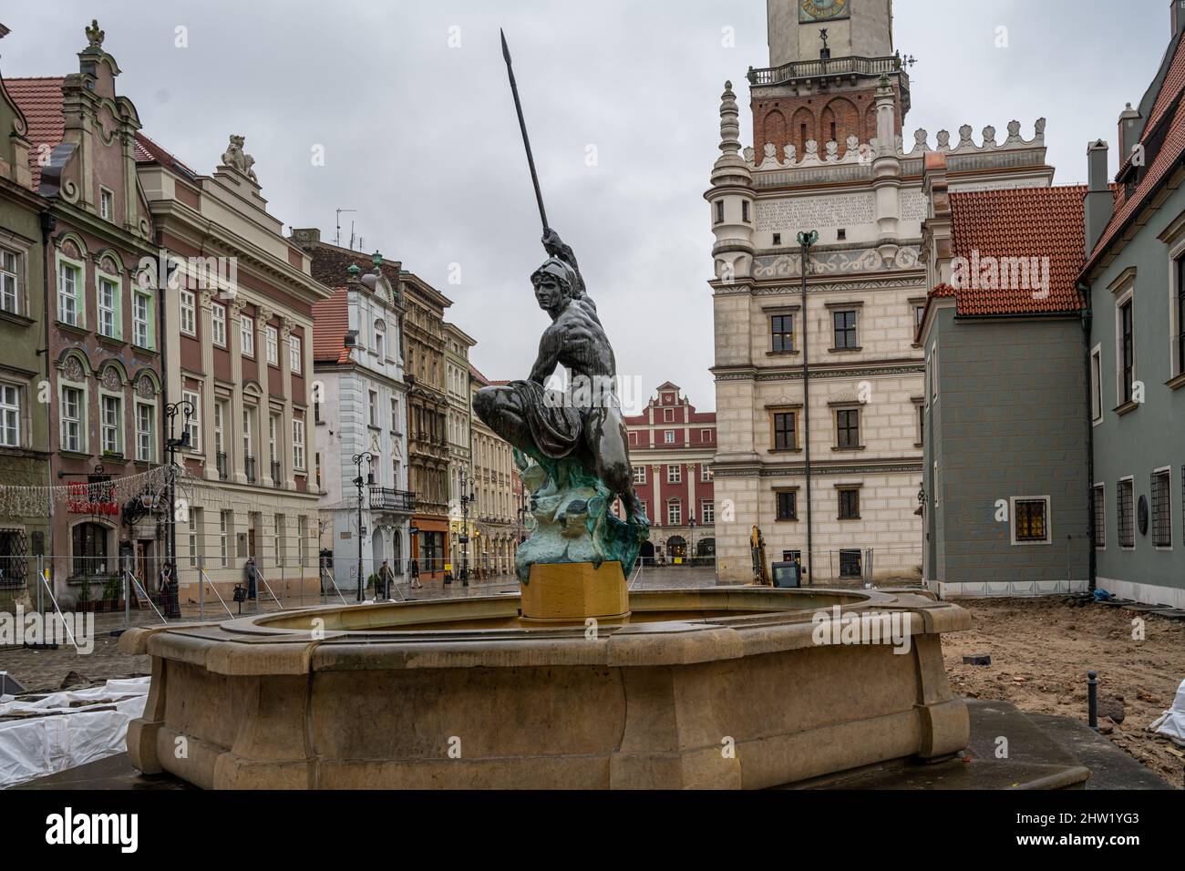 4. Januar 2021 - Poznan, Polen: Der Mars-Brunnen - einer der vier Brunnen auf dem Alten Markt in Poznan, steht auf der Nordwestseite des Renaissance-Posener Marktplatzes Stockfoto