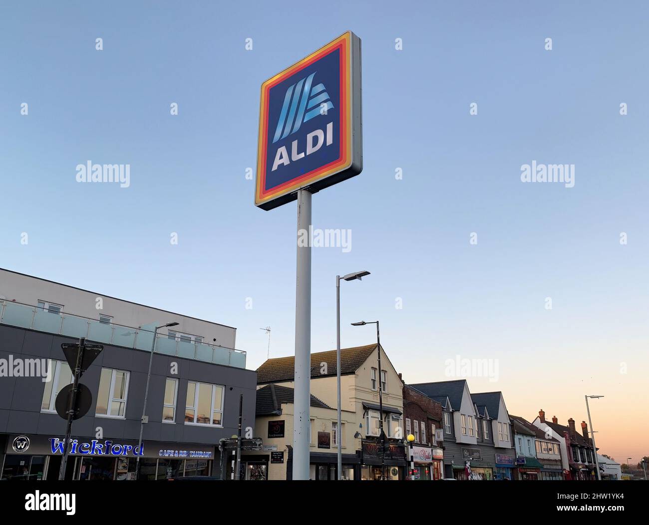 Blick aus der Nähe auf einen Aldi-Supermarkt-Wegweiser in der High Street, Wickford, Essex Stockfoto