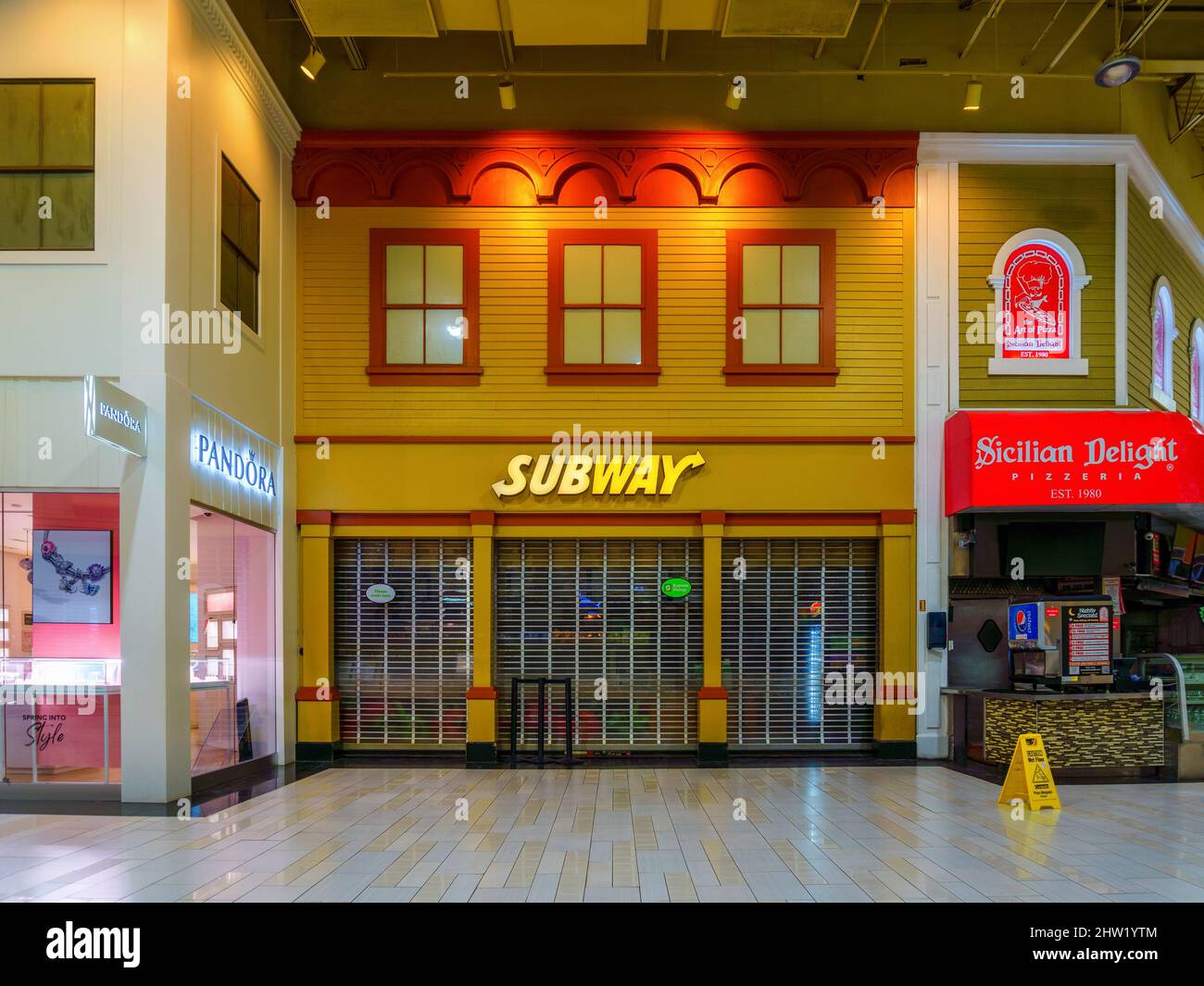 New Hartford, New York - 1. März 2022: Blick auf DAS SUBWAY Fast Food Restaurant in der Sangertown Mall, während der Shop außerhalb der Geschäftszeiten geschlossen ist. Stockfoto