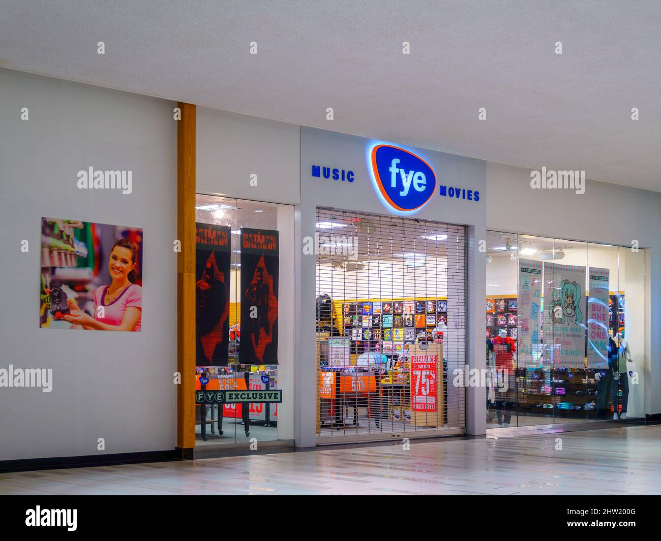 New Hartford, New York - 1. März 2022: Weitblick über den FYE Store. FYE ist ein Spezialhändler für Unterhaltungs- und Popkultur-Merchandise-Geschäfte in den USA Stockfoto