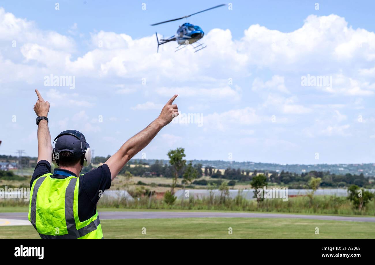 Kapstadt, Südafrika, 9.. Februar - 2022: Der Hubschrauber, der an Land kommt, erhielt Anweisungen vom Fluglotsen. Stockfoto