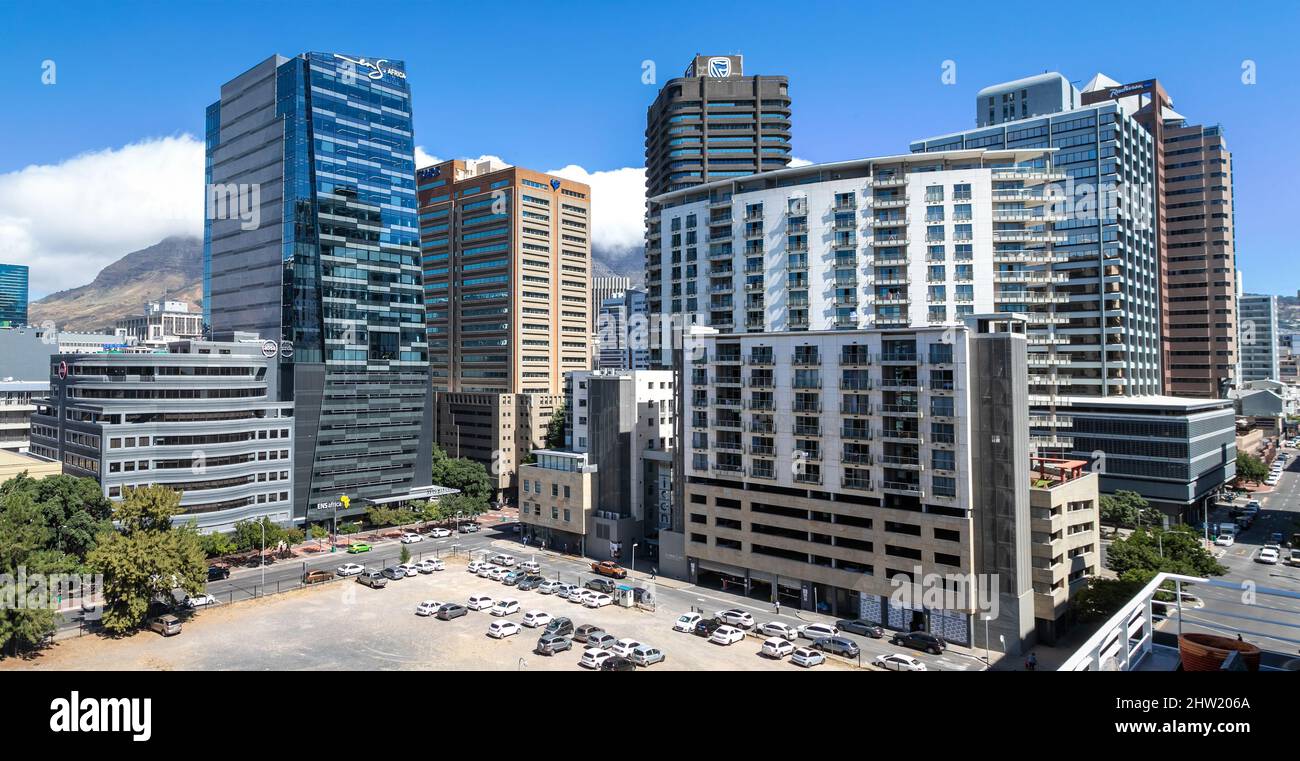 Kapstadt, Südafrika, 26.. Februar - 2022: Panoramablick auf das Stadtzentrum mit Hotels und Firmengebäuden. Stockfoto