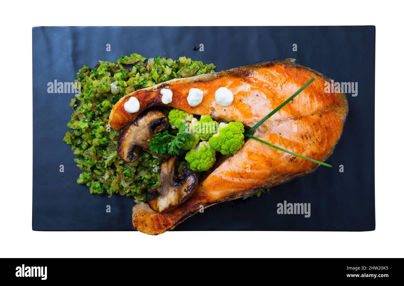 Blick von oben auf gegrilltes Lachssteak mit Brokkoli Stockfoto