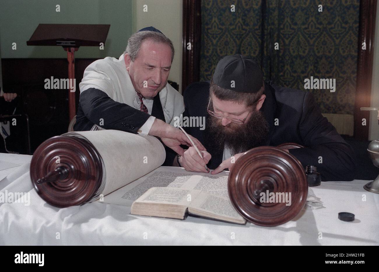 Der Oberrabbiner Jonathan Sacks war Ehrengast für die Aufnahme der letzten Briefe in eine neue Sefer-Torah in der Synagoge der hebräischen Kongregation Singers Hill am Sonntag, dem 15. März 1998. Mitglieder der Gemeinde sowie der Oberrabbiner fügten jeweils einen einzigen Brief hinzu. Stockfoto