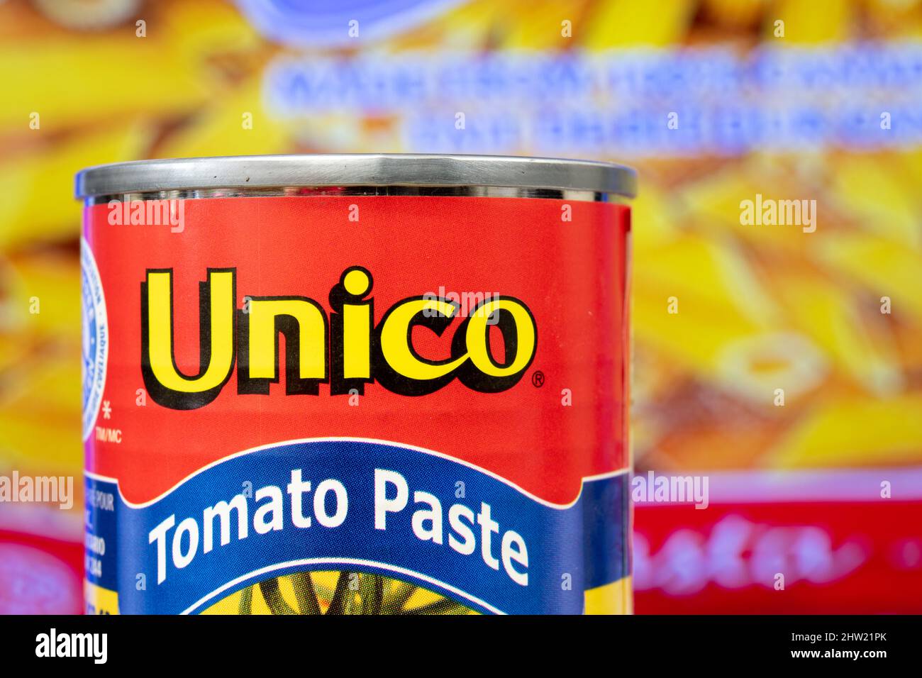 Tomatenmark aus der Dose der Marke Unico Stockfoto