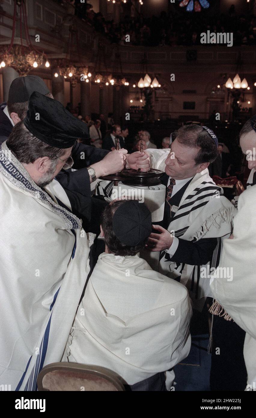 Der Oberrabbiner Jonathan Sacks war Ehrengast für die Aufnahme der letzten Briefe in eine neue Sefer-Torah in der Synagoge der hebräischen Kongregation Singers Hill am Sonntag, dem 15. März 1998. Mitglieder der Gemeinde sowie der Oberrabbiner fügten jeweils einen einzigen Brief hinzu. Stockfoto