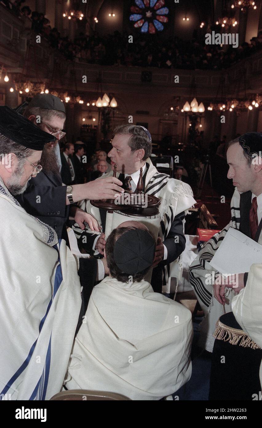 Der Oberrabbiner Jonathan Sacks war Ehrengast für die Aufnahme der letzten Briefe in eine neue Sefer-Torah in der Synagoge der hebräischen Kongregation Singers Hill am Sonntag, dem 15. März 1998. Mitglieder der Gemeinde sowie der Oberrabbiner fügten jeweils einen einzigen Brief hinzu. Stockfoto