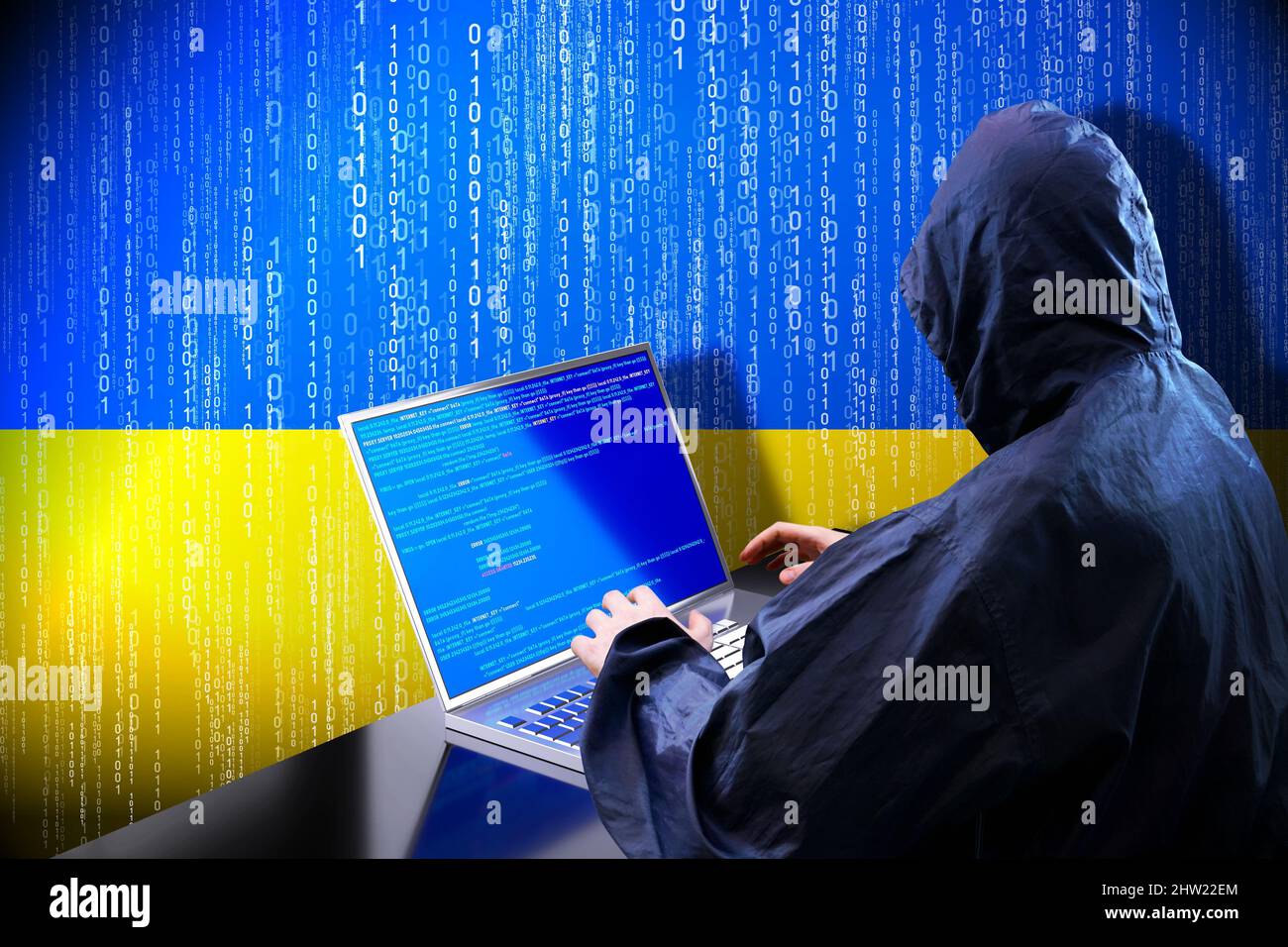 Anonymer Kapuzenhacker, Flagge der Ukraine, Binärcode - Cyber-Angriffskonzept Stockfoto