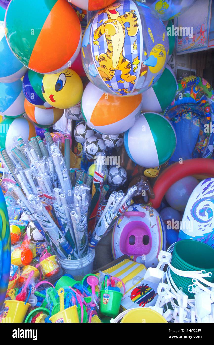Spielzeug Ballons zum Verkauf. Nahaufnahme einer großen Gruppe von farbenfrohen, aufblasbaren Heliumballon-Spielzeugen für Kinder. Stockfoto